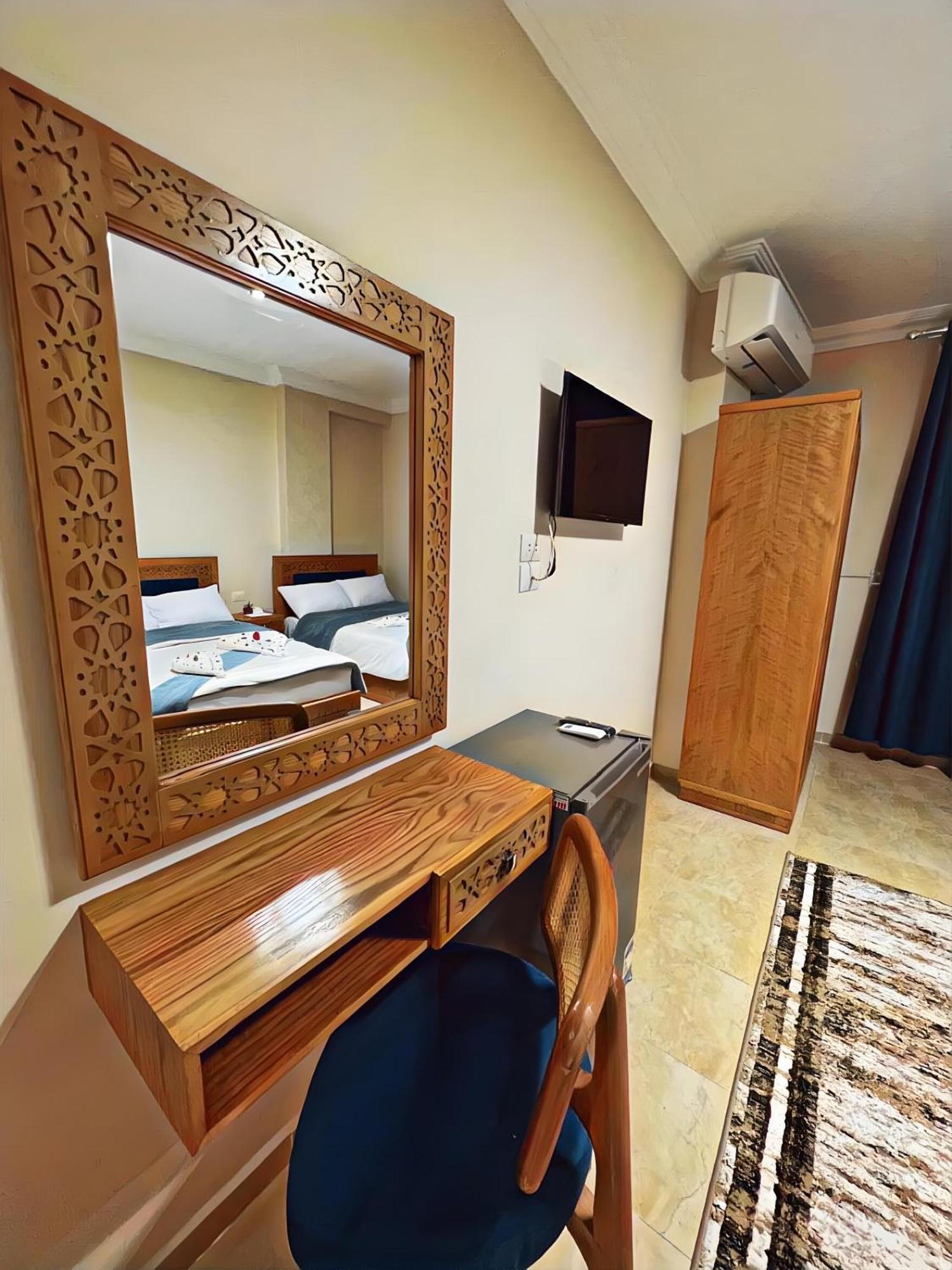 Pyramids Crypt Gate Way Hotel Cairo