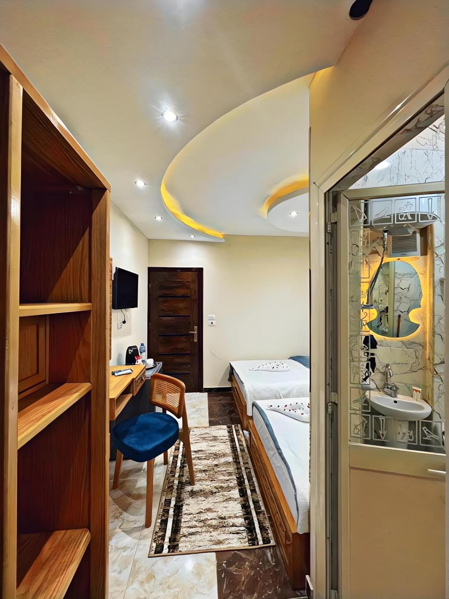 Pyramids Crypt Gate Way Hotel 5*